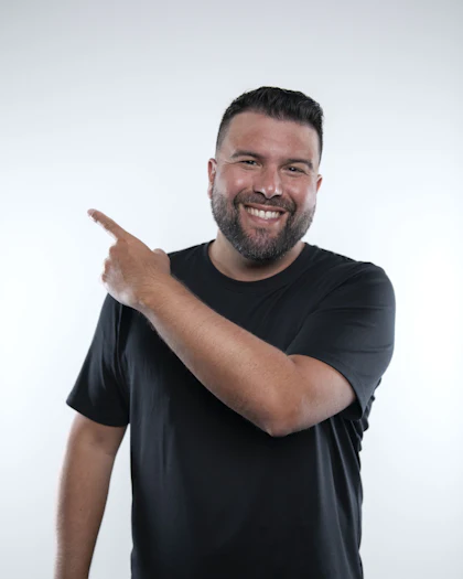 Hombre sonriente señalando hacia un lado